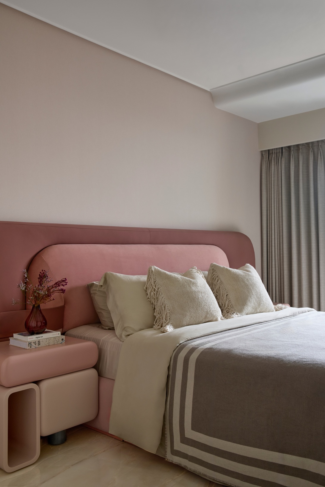 Romantic Art House — interior photograph